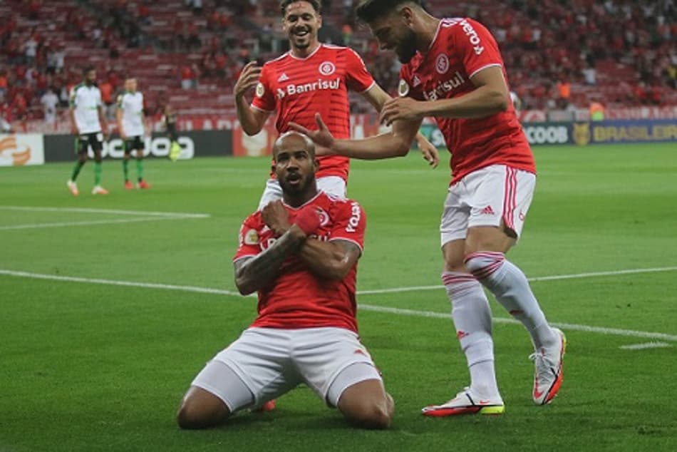 Em noite de Patrick, Internacional vence o América-MG e cola no G4 do Brasileirão