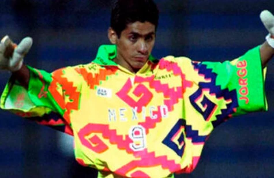Jorge Campos faz 55 anos: lembre as camisas de goleiro mais inusitadas do futebol