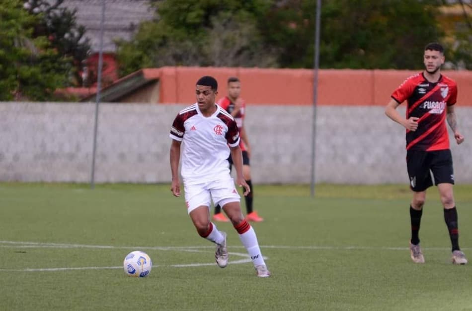 Volante do Flamengo celebra o primeiro gol pelo clube e projeta clássico decisivo no Brasileiro Sub-20