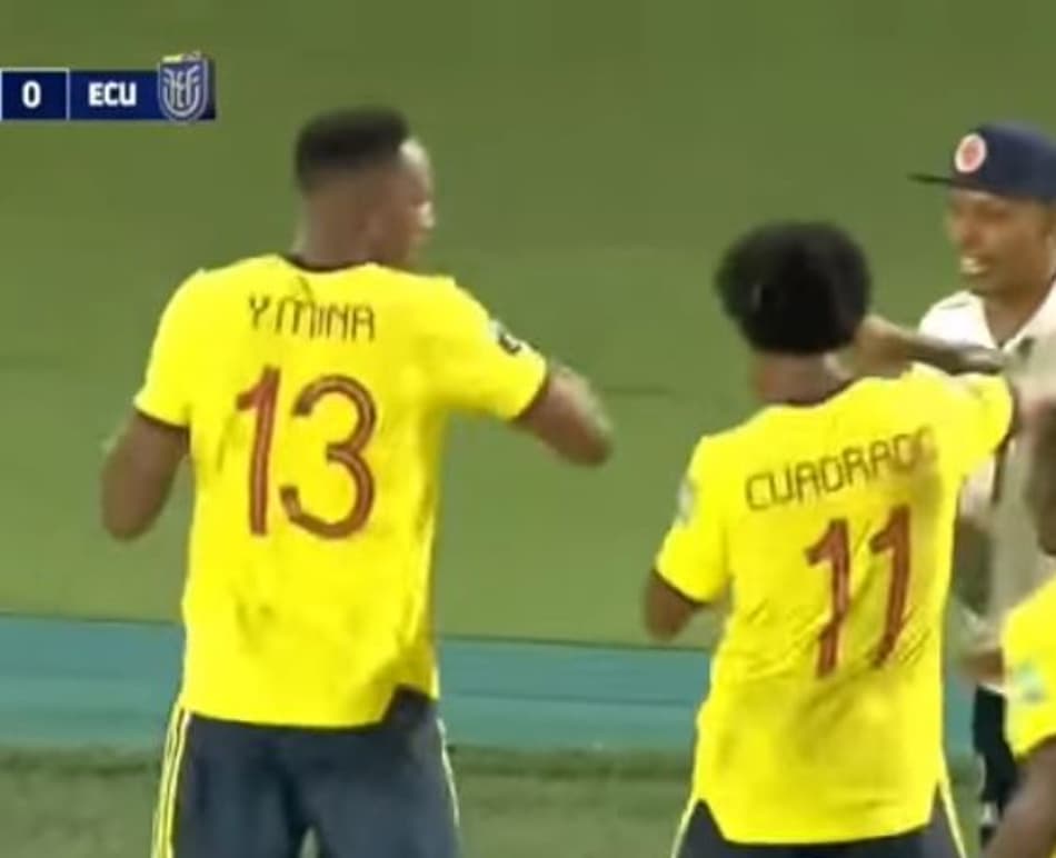 Yerry Mina dança, manda beijo, tem gol anulado e passa vergonha; confira