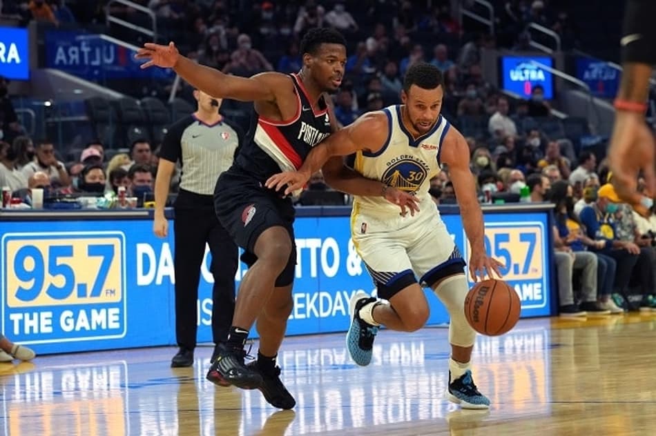 Curry brilha e Warriors termina pré-temporada invicto