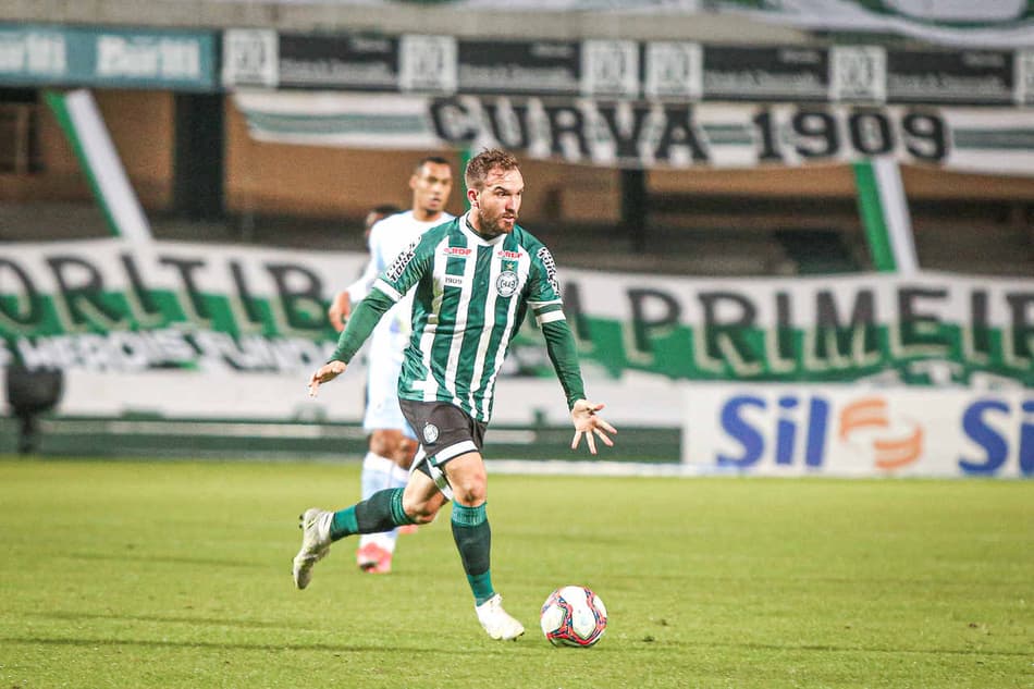 Após completar 200 jogos no Coritiba, Willian Farias projeta novos recordes com o Coxa