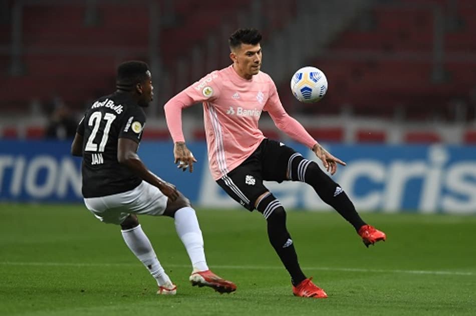 Internacional sai na frente, mas Bragantino empata no minuto final em partida atrasada do Brasileirão