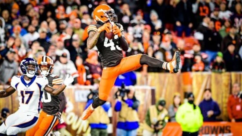 John Johnson faz bela interceptação na endzone, o único turnover da vitória de Cleveland sobre Denver