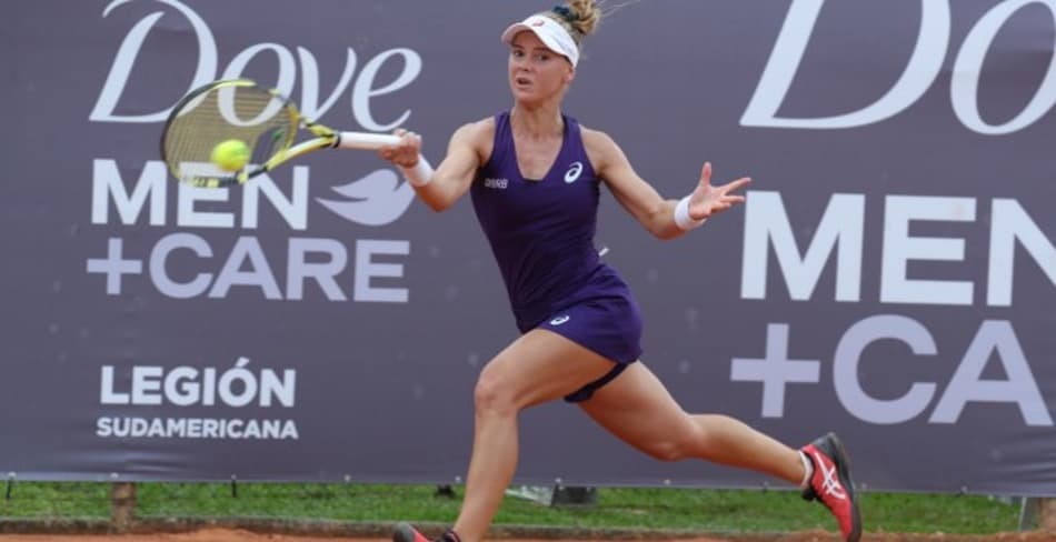 Laura Pigossi em ação pelo ITF de Rio do Sul