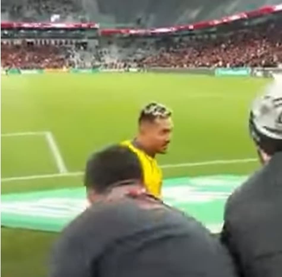 Torcedor do Athletico cai de cabeça ao se exaltar em insultos a Diego Alves; assista ao vídeo