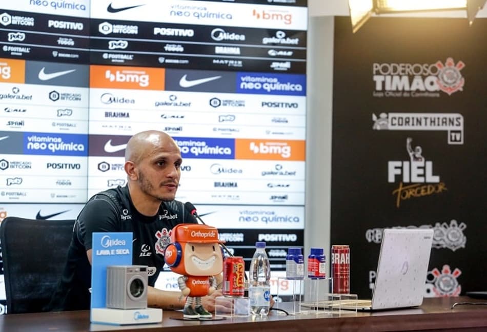 Fábio Santos defende trabalho de Sylvinho no Corinthians e reprova fala de Marcelinho