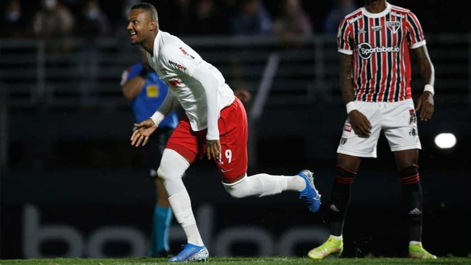São Paulo ‘desliga’ no segundo tempo e perde para o Red Bull Bragantino