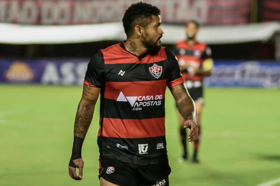 Mudança de atitude é pontuada por Roberto no Vitória