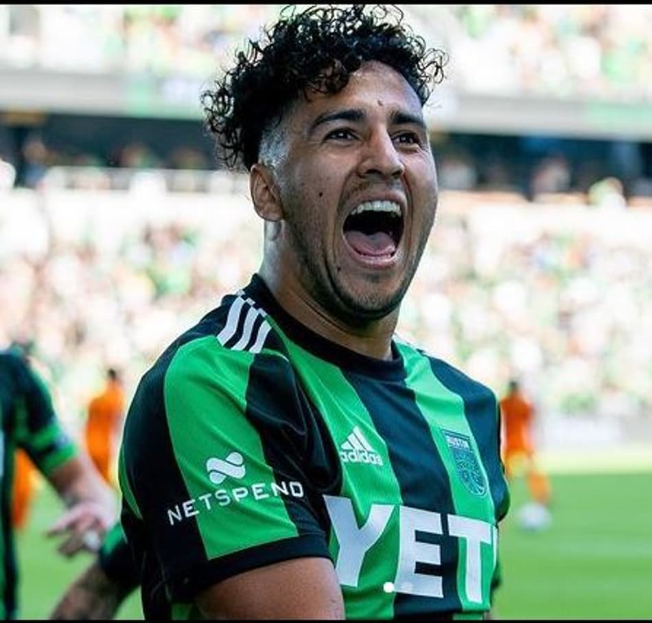 Incrível! Goleiro faz gol contra em cobrança de pênalti; assista