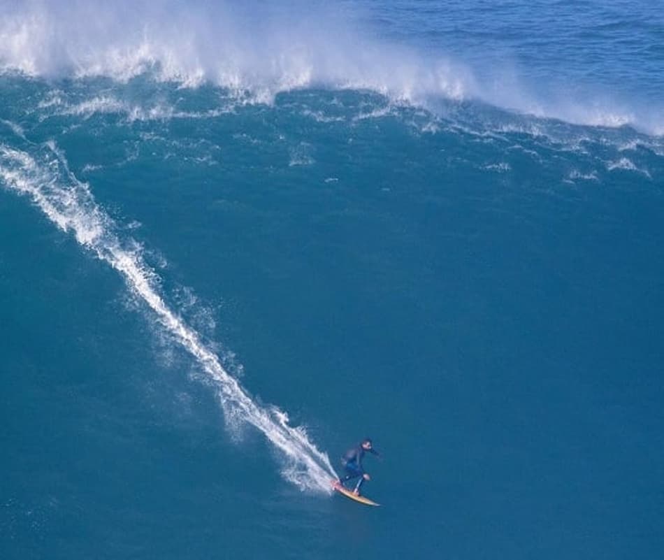 VÍDEO: Nas alturas! Ítalo Ferreira pega onda gigante em Nazaré; veja!
