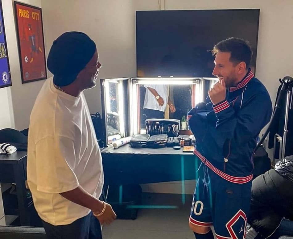 Ronaldinho e Messi se reencontram em gravação no PSG: ‘Colocando a resenha em dia’