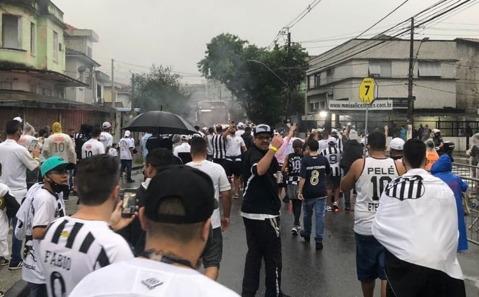 Torcida do Santos durante recepção do ônibus da equipe