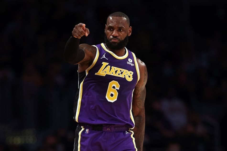 No retorno de LeBron, Lakers domina no final e bate Cavaliers