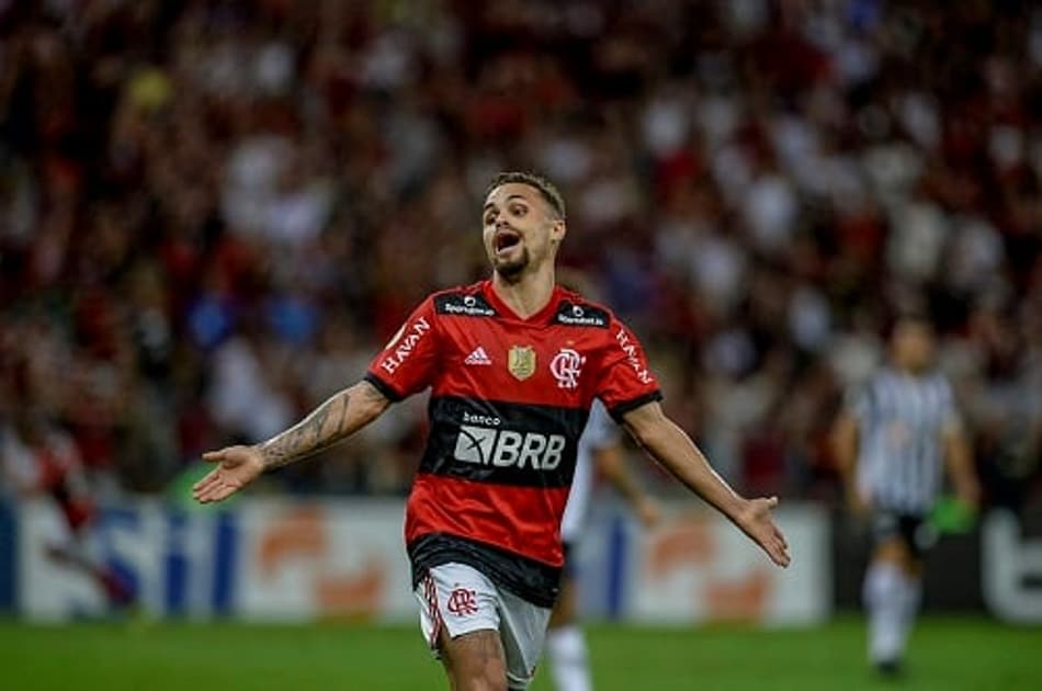 Michael faz tatuagem com símbolo do Flamengo