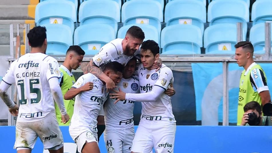 Palmeiras vence, reassume 2º lugar e afunda o Grêmio; torcedores invadem o campo e quebram cabine do VAR
