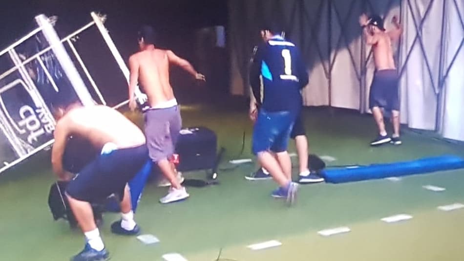 Torcida do Grêmio invade o campo após derrota para o Palmeiras e quebra cabine do VAR