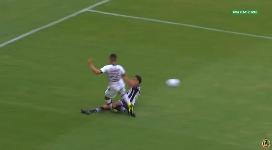 VÌDEO: Lateral do Ceará dá carrinho perigoso, é expulso e sai chorando de campo em duelo com Fluminense