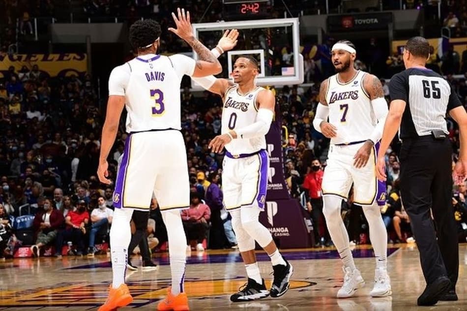 Lakers vence Rockets com facilidade e chega a quatro vitórias na temporada