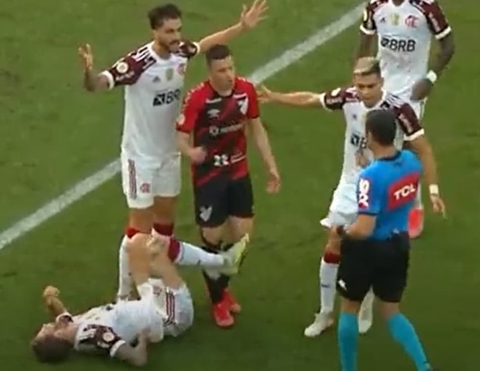 VP do Flamengo e Bruno Henrique criticam atuação do VAR em lance que anulou expulsão de Kayzer, do Athletico