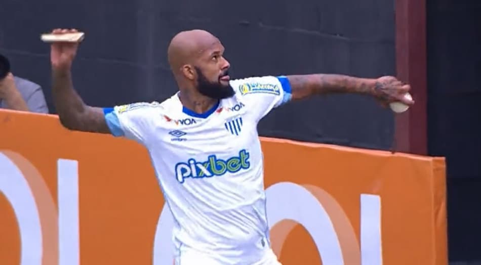 VÍDEO: Bruno Silva é expulso em vitória do Avaí, 'peita' arbitragem e atira caneleira na torcida adversária