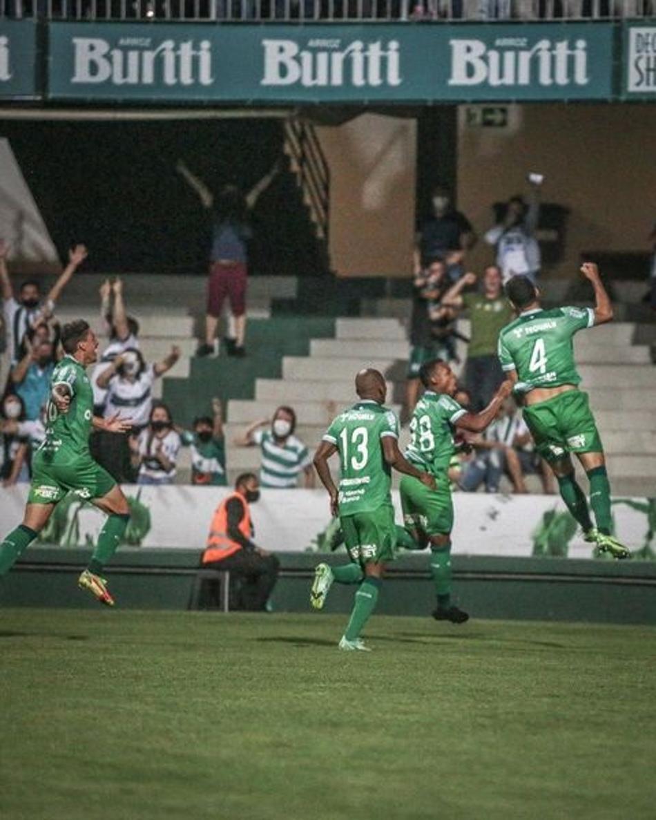 Coritiba desencanta no segundo tempo, vence o Operário-PR e mantém liderança da Série B