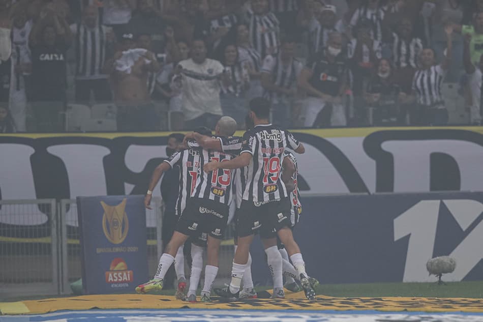 Atlético-MG derrota o Grêmio no Mineirão e amplia vantagem para os rivais na liderança do Brasileirão