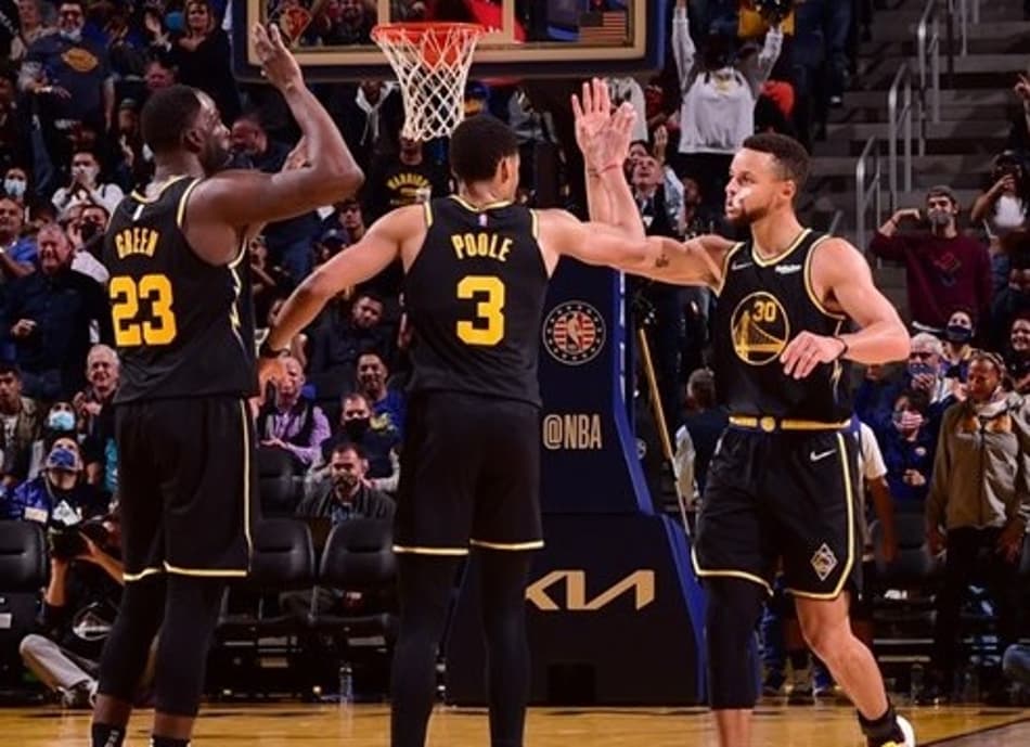 Warriors vence Hornets e chega ao topo do Oeste