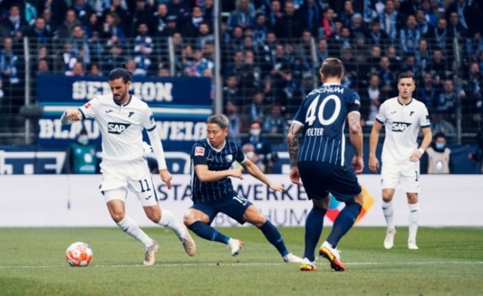 Que golaço! Jogador chuta do campo de defesa para marcar gol da vitória na Bundesliga; assista!