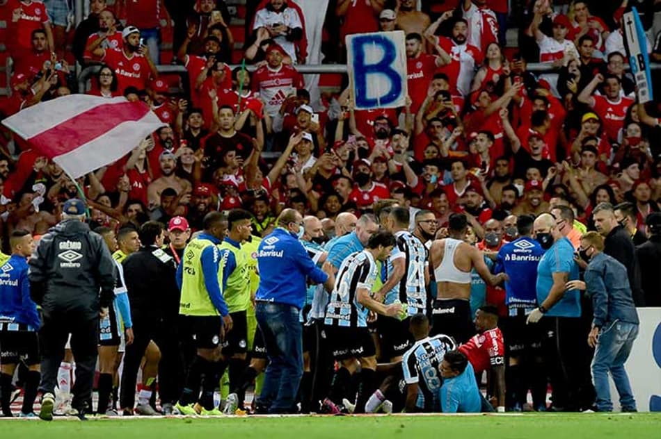 VÍDEO! Provocação, briga e expulsões… Veja a confusão ao fim do Gre-Nal