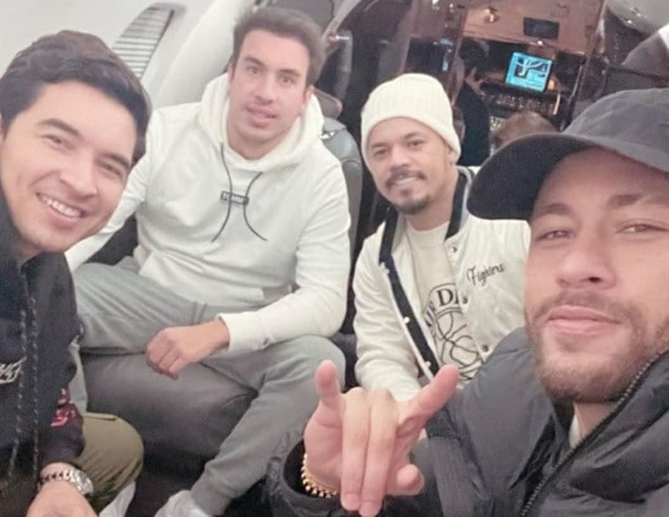 Em avião com parças, Neymar volta ao Brasil e reflete: ‘Vida é curta demais’
