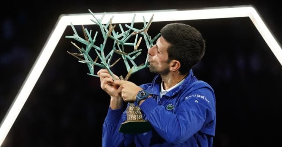 Novak Djokovic beija troféu do Masters de Paris 2021