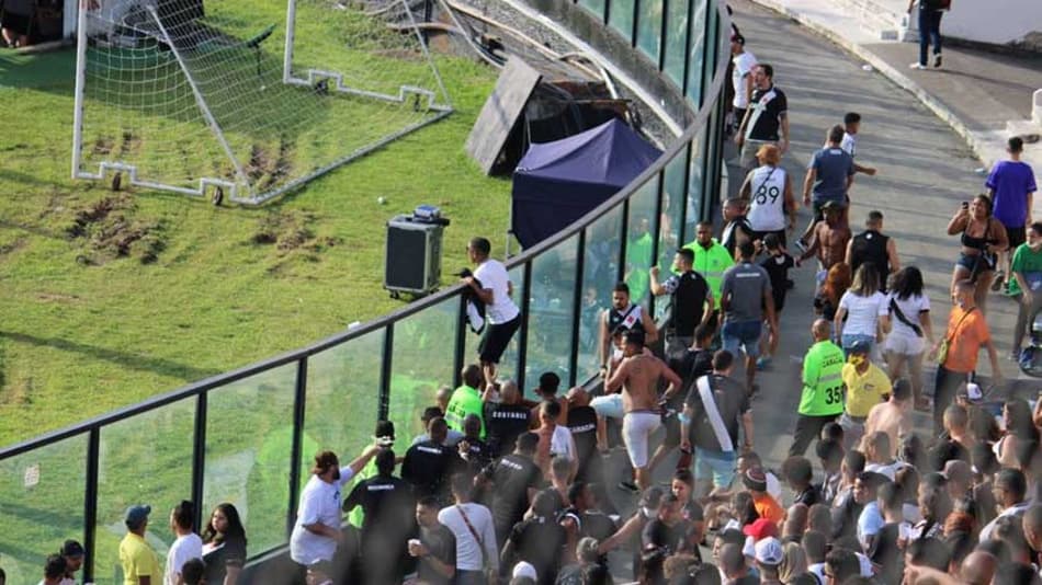 Derrota do Vasco para o Botafogo em São Januário é marcada por confusão e revolta dos torcedores. Confira
