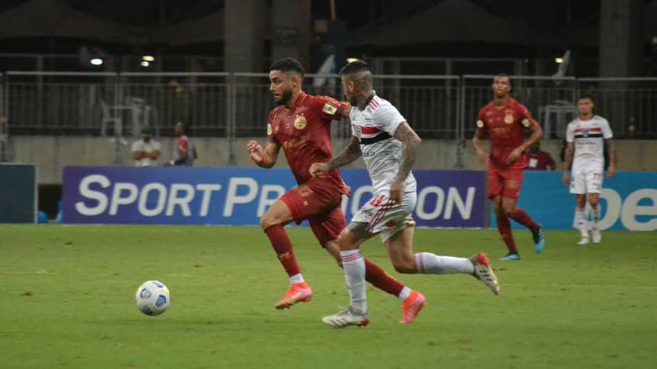 ATUAÇÕES: Ataque são-paulino fica apagado e defesa falha em lance capital da partida