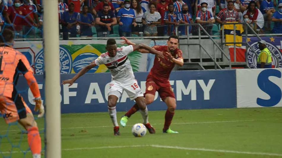 Bahia vence com golaço de Rossi, e São Paulo perde oportunidade de subir na tabela do Brasileirão