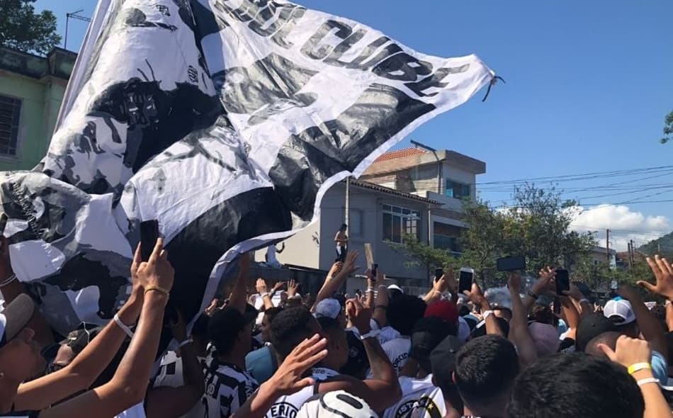 Chuva de sal grosso, festa e ‘banho de água fria’: a torcida do Santos no clássico contra o Palmeiras