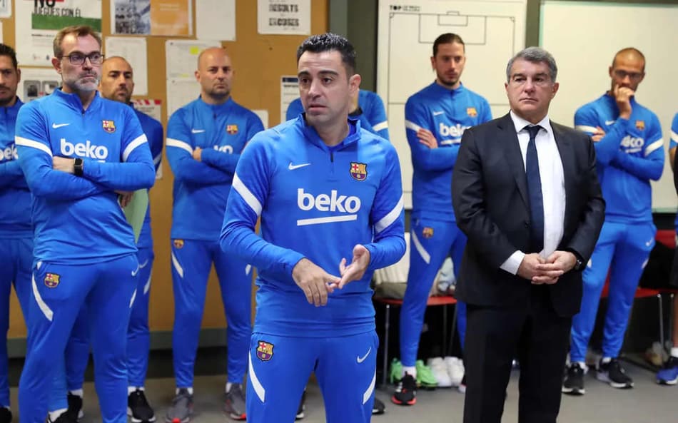 [VÍDEO]: Xavi conhece elenco e comanda primeiro treino no Barcelona; assista