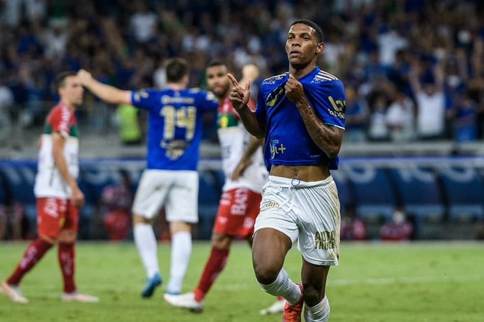 Cruzeiro vence o Brusque em casa e elimina risco de queda na Série B