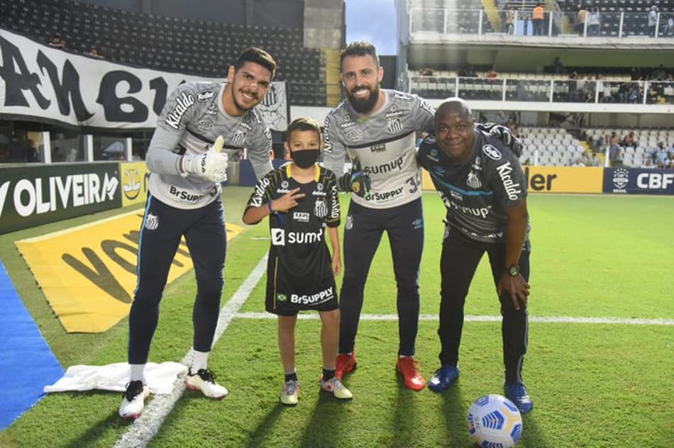 Garoto Bruninho ganha camisa personalizada do Santos e é recebido por jogadores na Vila Belmiro