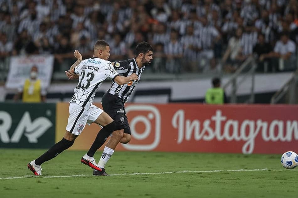 Diego Costa celebra gol em vitória sobre o Timão e vê Galo perto do título: "No melhor caminho possível"