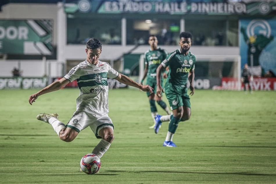 Goiás vence Coritiba e se mantém no G4 da Série B; goianos perdem liderança