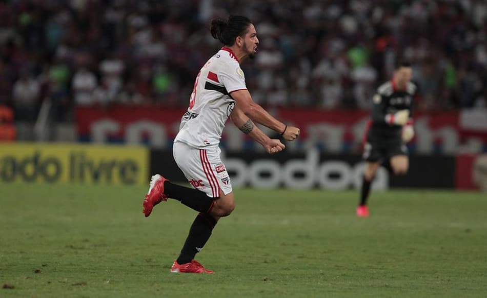 Nos acréscimos, Benítez marca golaço de falta e São Paulo empata com o Fortaleza no Brasileirão