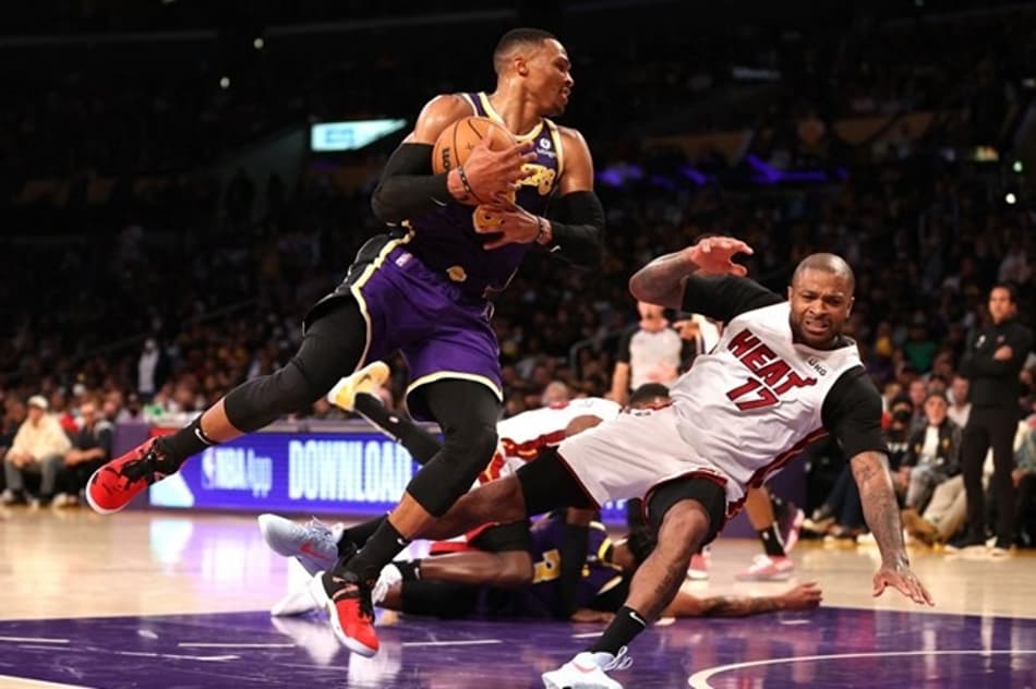 Em duelo eletrizante, Lakers vence Heat na prorrogação