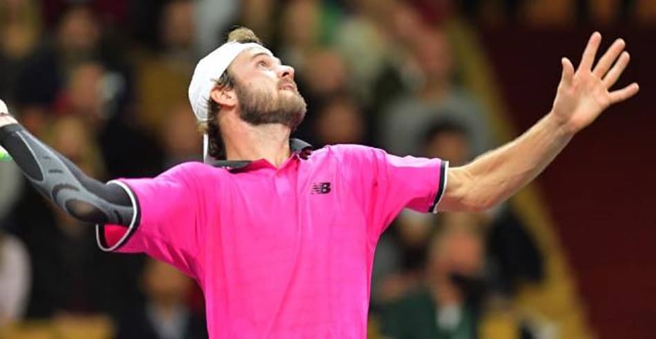 Tommy Paul sacando diante de Andy Murray em Estocolmo