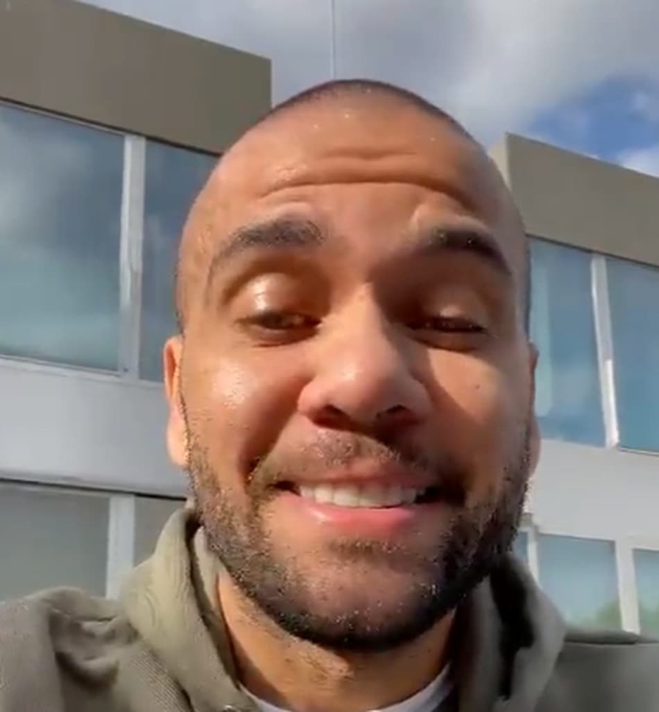 VÍDEO: Já na Catalunha, Daniel Alves manda recado à torcida do Barcelona: ‘Feliz de voltar para minha casa’