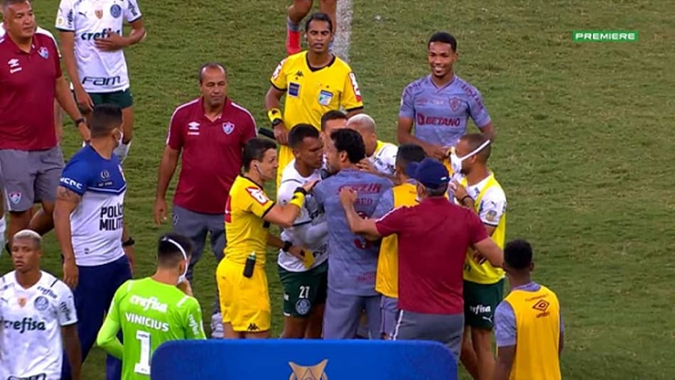 VÍDEO: confusão, expulsões e gritos de ‘frouxo’; jogo entre Fluminense e Palmeiras tem final tumultuado
