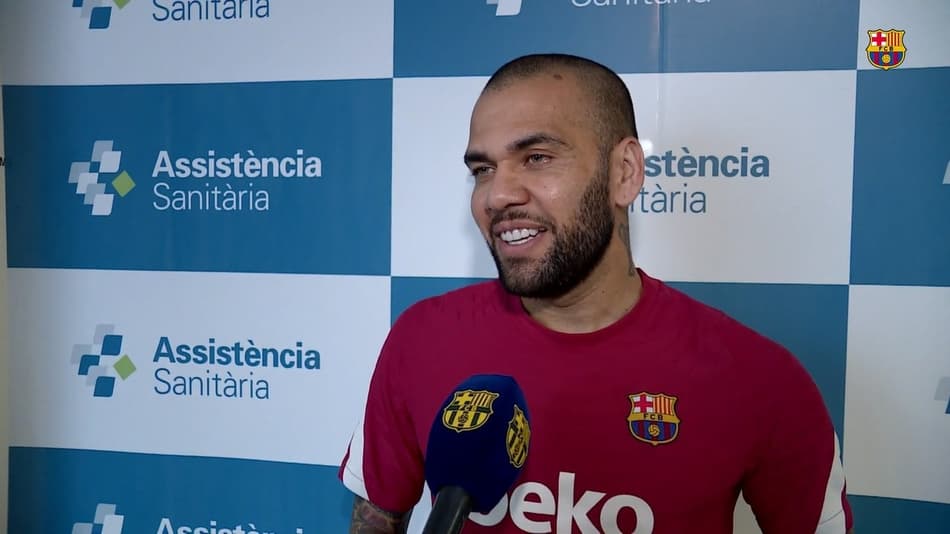 Daniel Alves diz que é ‘uma honra’ voltar ao Barcelona: ‘Aqui me sinto como um super-herói’
