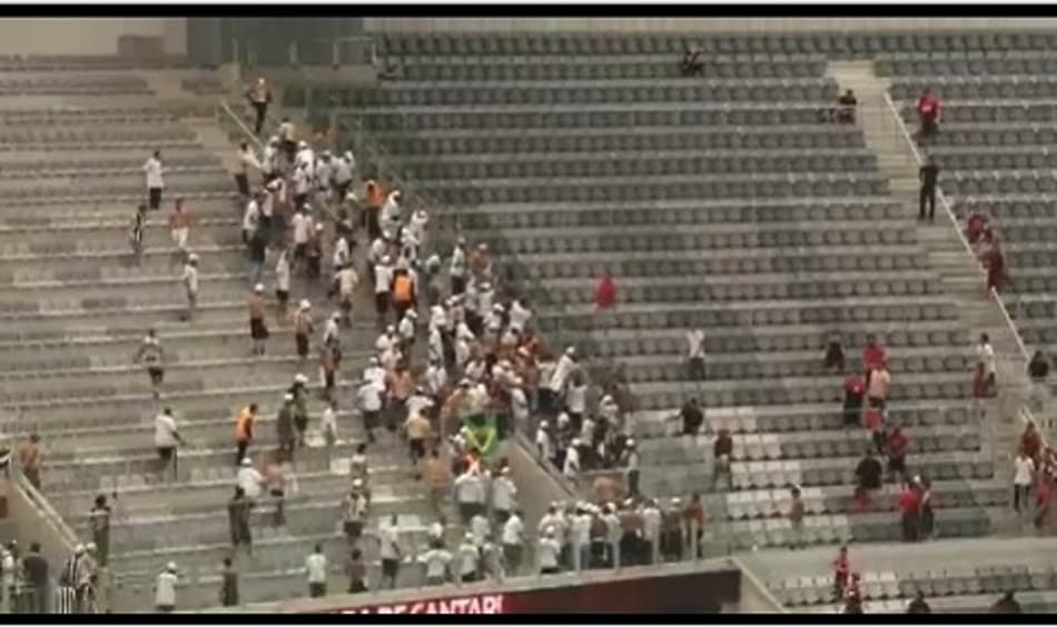 Confusão entre torcidas de Athletico-PR e Atlético-MG marca jogo na Arena da Baixada