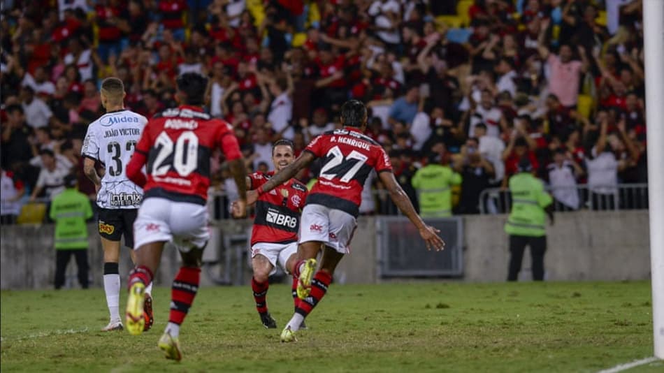 Flamengo vence o Corinthians com gol nos acréscimos e vê o Maracanã pulsar na despedida antes de final
