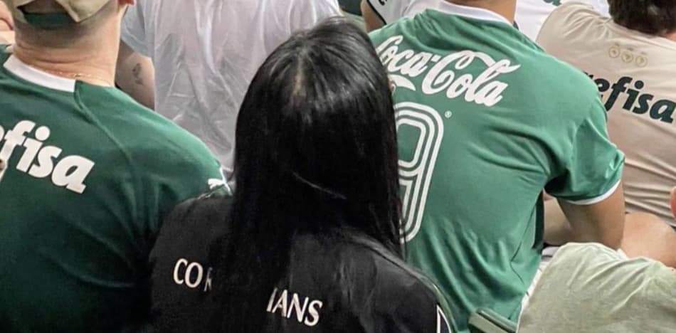 VÍDEO: torcedora vai com camisa do Corinthians ao Allianz e é retirada do clássico entre Palmeiras e São Paulo